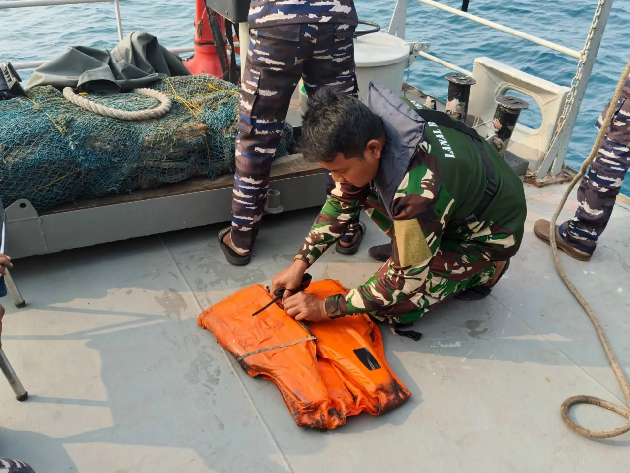Hilang Kontak di Selat Sunda, Tim SAR Temukan Pelampung Rusak Saat Cari 5 Jurnalis dan 3 Kru Kapal — News