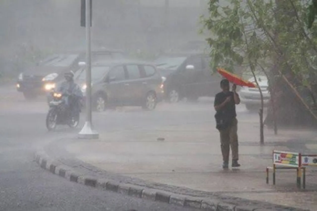 Lebih dari Sebulan Diselimuti Kabut Asap, Hujan Akhirnya Turun di Pontianak — News